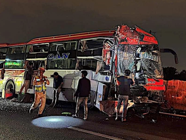 Ô tô khách mất lái tông xe bồn trên cao tốc Phan Thiết - Dầu Giây