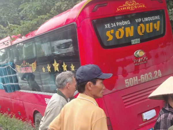 Xe khách bất ngờ lao vào cột điện, người phụ nữ đứng bên đường bị tông tử vong