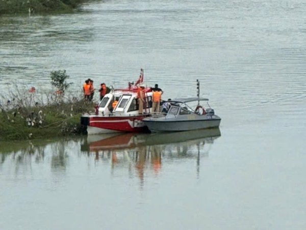 Trục vớt xe rác rơi xuống sông, tiếp tục mở rộng tìm kiếm 2 nạn nhân mất tích