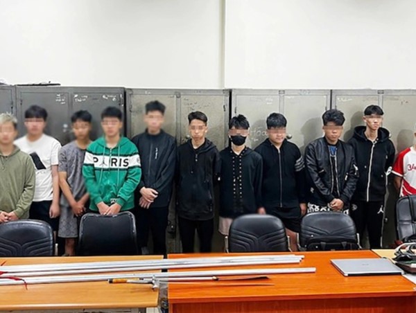 Bắt nhóm đối tượng cầm dao “phóng lợn” đuổi đánh nhau trên phố Hà Nội