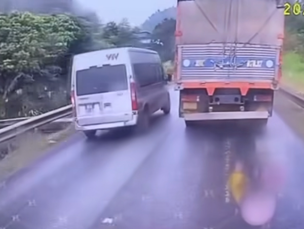 VTV phản hồi về vụ việc lái xe 16 chỗ vượt ẩu, gây tai nạn ở Hoà Bình