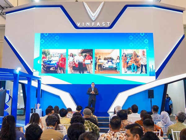 VinFast chính thức bàn giao ô tô điện VinFast VF 5 tại Indonesia