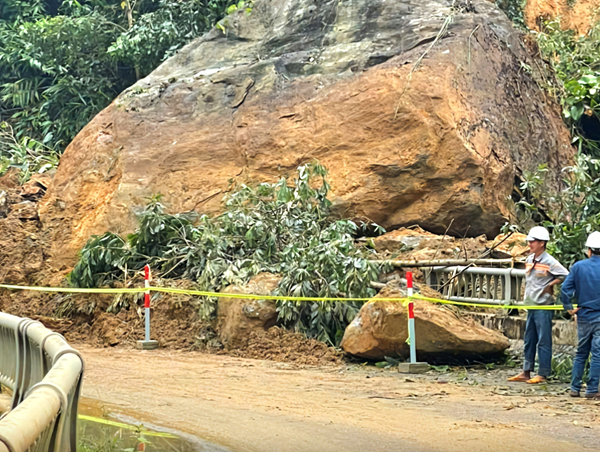 Phân luồng giao thông sau vụ sạt lở làm hư hỏng cầu ĐakMi 1 trên QL14E ở Quảng Nam