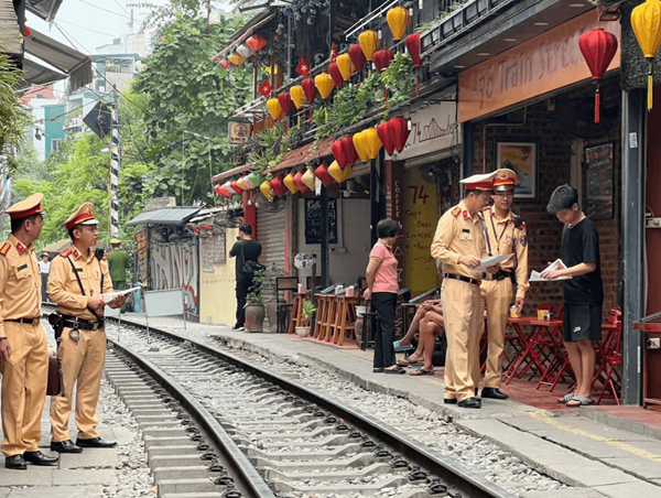 Hà Nội: Phạt 41 mô tô dừng đỗ cản trở tàu hoả lưu thông