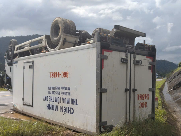 Xe tải lật ngửa trên đường Hồ Chí Minh đoạn La Sơn – Túy Loan