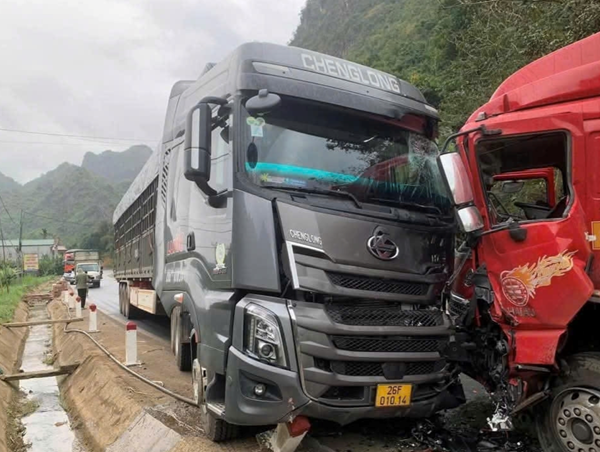 Tai nạn liên hoàn trên Quốc lộ 6 khiến 2 người bị thương