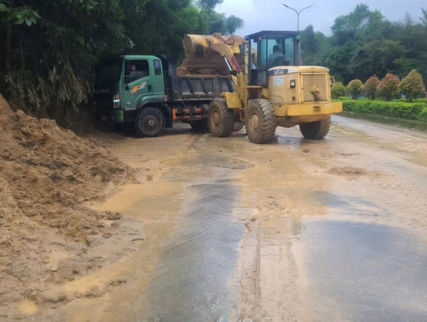 Thông xe điểm sạt lở đường Hồ Chí Minh qua Quảng Nam