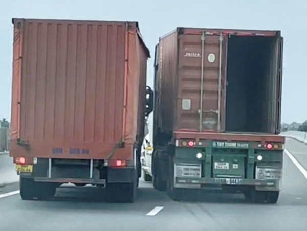 Khởi tố 2 tài xế lái xe lạng lách, rượt đuổi nhau trên cao tốc