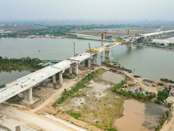 Hợp long cầu vượt sông Đáy nối Nam Định - Ninh Bình