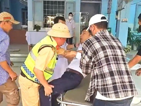 CSGT kịp thời hỗ trợ đưa người đàn ông nguy kịch trên cao tốc đi cấp cứu