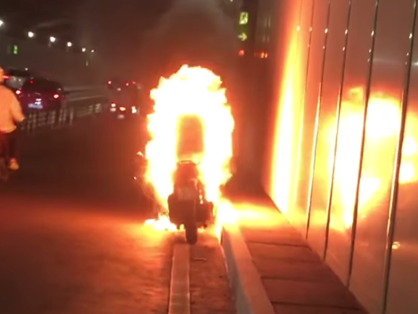 Xe máy bốc cháy ngùn ngụt trong hầm Thủ Thiêm