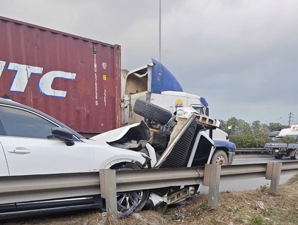 Hà Nội: Va chạm liên hoàn trên làn khẩn cấp Vành đai 3, hai tài xế bị thương