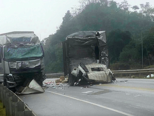Hai xe tải va chạm trên cao tốc Nội Bài - Lào Cai, 2 người tử vong