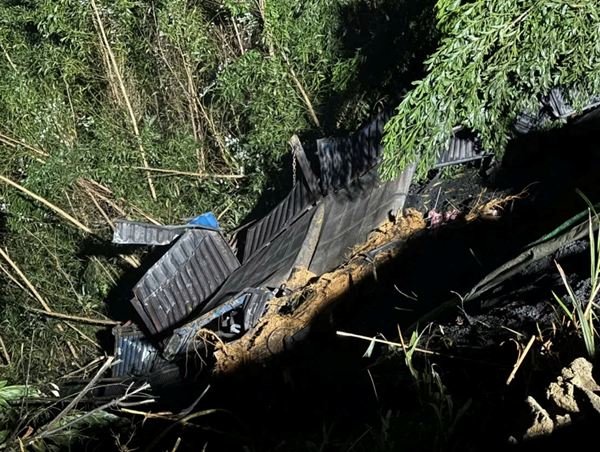 Điều tra vụ xe đầu kéo lao xuống vực trên Quốc lộ 49 đoạn qua Huế