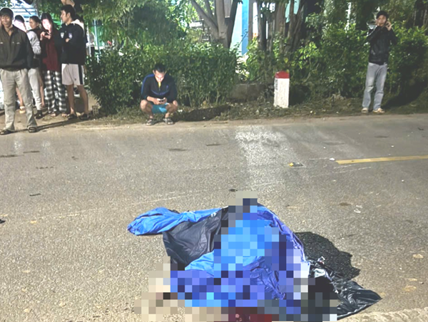 Va chạm với ô tô đỗ bên đường, 2 cha con đi xe máy tử vong