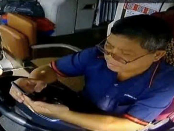 Bắt quả tang tài xế xe khách vừa lái xe vừa sử dụng điện thoại qua thiết bị giám sát hành trình