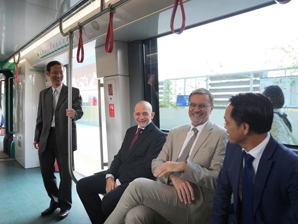 Theo chân Đại sứ Pháp trải nghiệm metro, thăm cầu Long Biên