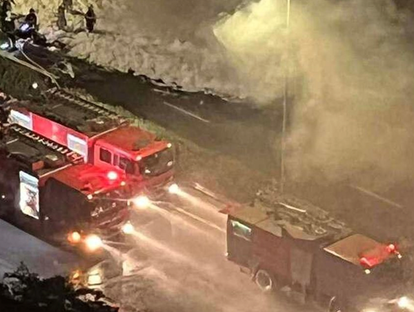 Xe đầu kéo bốc cháy ngùn ngụt trên cao tốc Pháp Vân - Cầu Giẽ