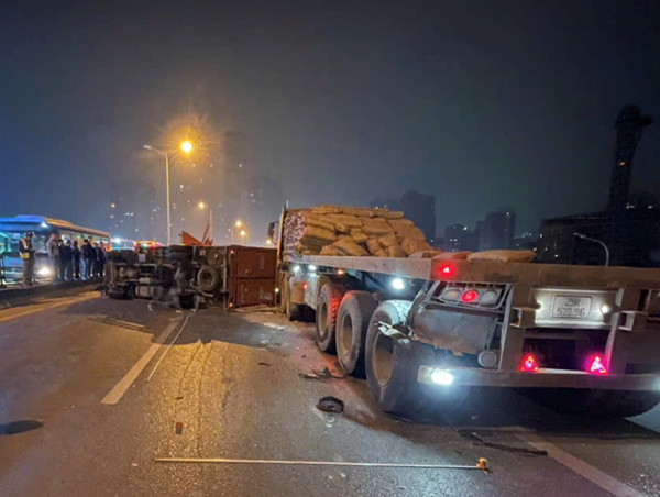 Hà Nội: Tai nạn liên hoàn trên Vành đai 3, xe tải lật chắn ngang đường