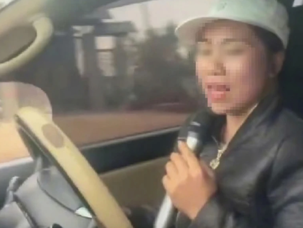 Xác minh danh tính nữ tài xế vừa lái xe vừa hát karaoke