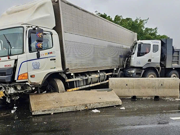 Phú Yên: Nhân viên sửa chữa đường bị xe tải tông tử vong trên QL1