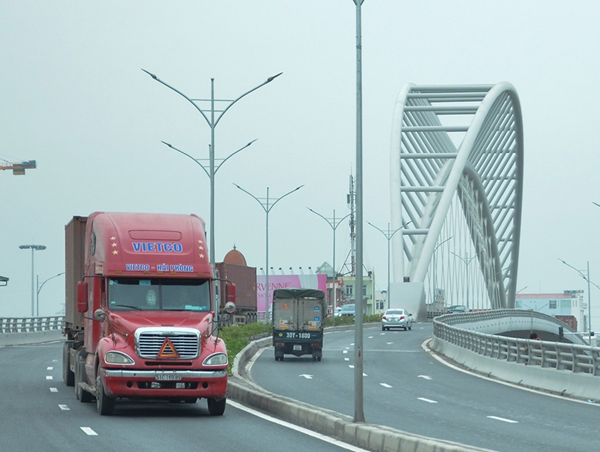 Hải Phòng: Phân luồng giao thông qua cầu vượt Nguyễn Văn Linh để sửa chữa cầu