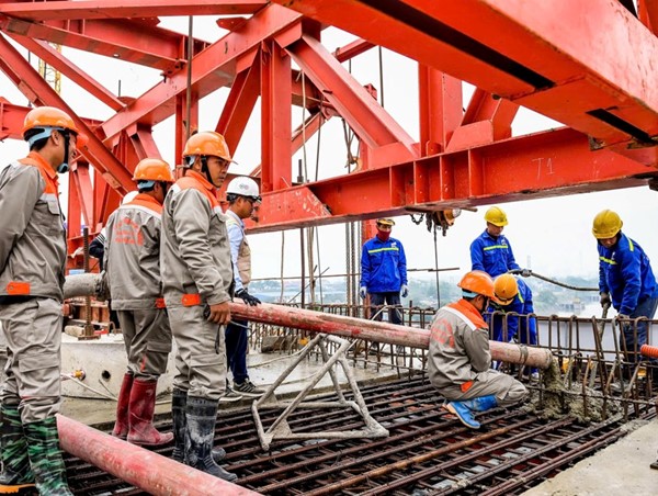 Cầu qua sông Đào, nối TP Nam Định với 6 huyện phía Nam được hợp long