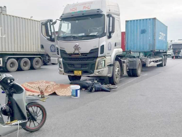 Va chạm với ô tô đầu kéo, 2 mẹ con đi xe máy tử vong thương tâm