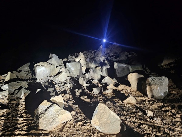 Nổ mìn xử lý thành công khối đá “khủng” sạt lở trên đèo Khánh Lê