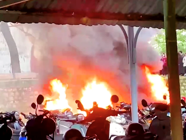 Gia Lai: Bãi để xe nhà trường bốc cháy, 7 xe của học sinh bị thiêu rụi