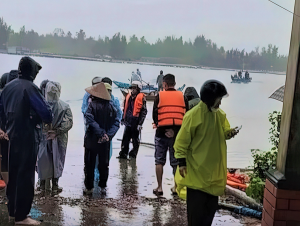 Chìm phà trên sông ở Quảng Nam, 14 người may mắn thoát chết