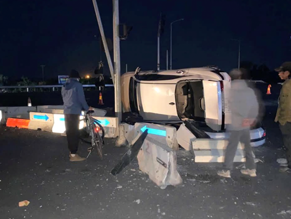 Xe con lật nghiêng sau va chạm với xe tải, 1 người tử vong