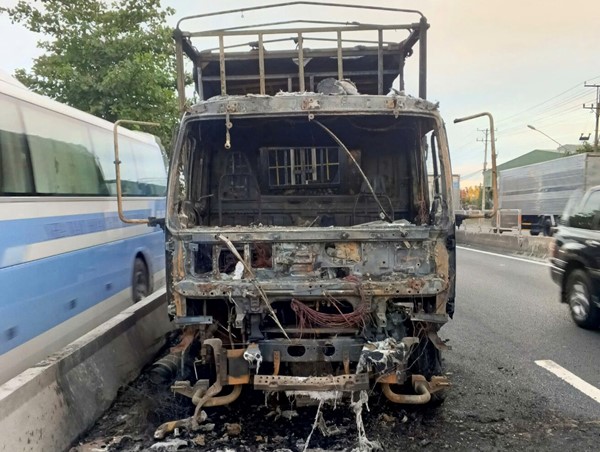 Bình Dương: Xe tải bốc cháy trơ khung vào rạng sáng