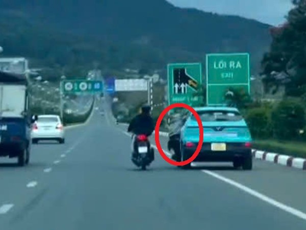 Điều tra vụ thanh niên bám cửa taxi trên cao tốc Liên Khương - Đà Lạt