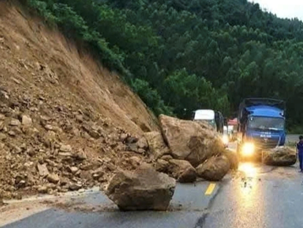 Khẩn trương khắc phục tình trạng đá lăn xuống chân đèo An Khê