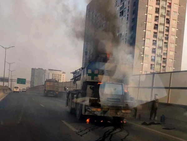 Hà Nội: Xe cẩu bốc cháy ngùn ngụt ở Vành đai 3 trên cao