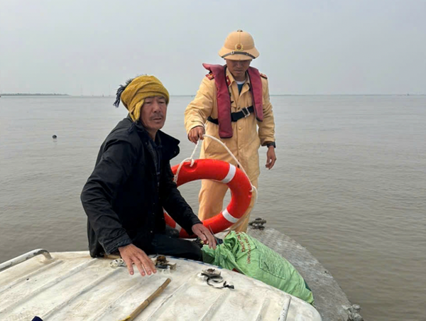 Thủy đoàn 1 kịp thời cứu ngư dân trên tàu cá bị chìm 