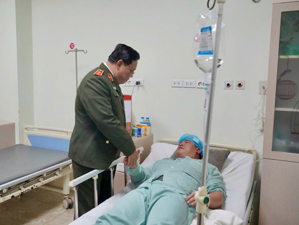 Giám đốc Công an Hà Nội thăm chiến sĩ bị thanh niên thông chốt 141 tông trúng