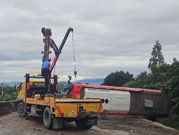 Xe khách lật ngang Quốc lộ 1 gây ách tắc giao thông