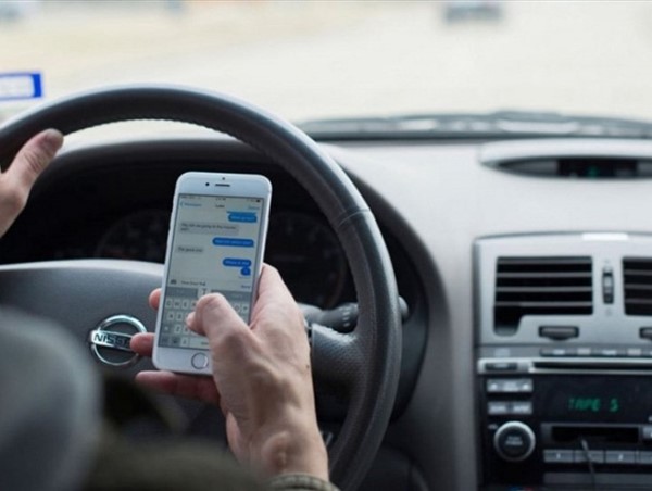 Dùng điện thoại khi điều khiển ô tô bị phạt từ 4 - 6 triệu đồng