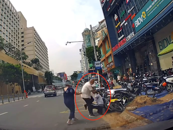 Tạm giữ người đàn ông cầm dao đuổi đánh nam shipper ở TP Hồ Chí Minh