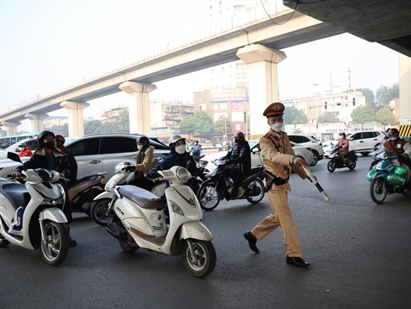 Người vi phạm giao thông bỏ lại xe có thể bị trừ lương hoặc thu nhập