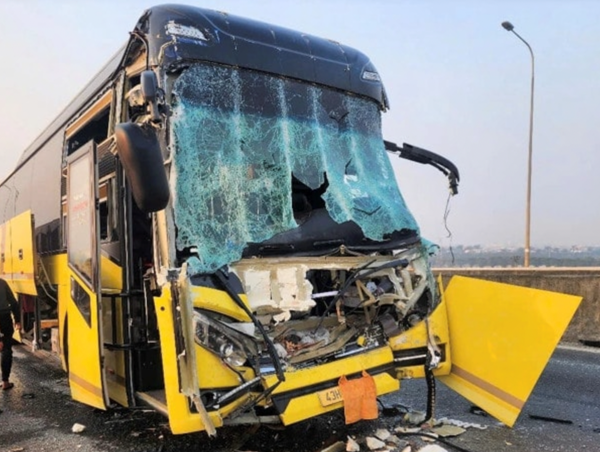 Xe khách va chạm với xe đầu kéo trên cao tốc Cao Bồ-Mai Sơn, 16 người bị thương