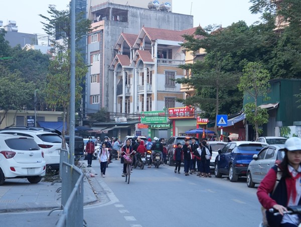 Xe ô tô bủa vây trường THCS Phú Đô