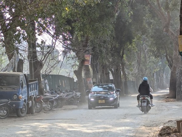 Đường Hồ Mễ Trì biến thành “con đường bụi”