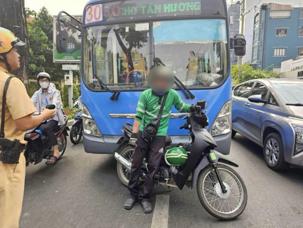 Triệu tập nhân viên xe buýt cầm gậy hành hung tài xế xe ôm công nghệ