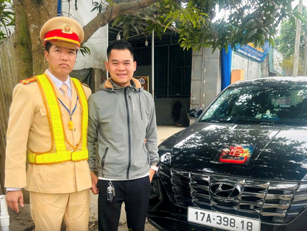 CSGT dẫn đường đưa sản phụ chuyển dạ đến bệnh viện cấp cứu