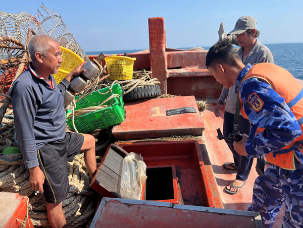 Bắt giữ tàu cá vận chuyển khoảng 16.000 lít dầu DO trái phép