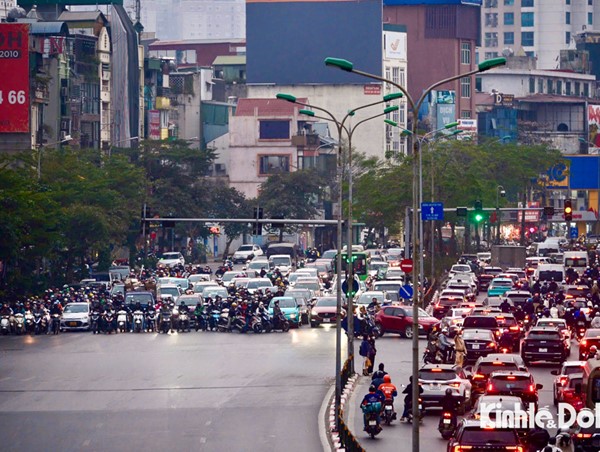 Người tham gia giao thông tuân thủ đèn tín hiệu sau khi mức phạt tăng cao