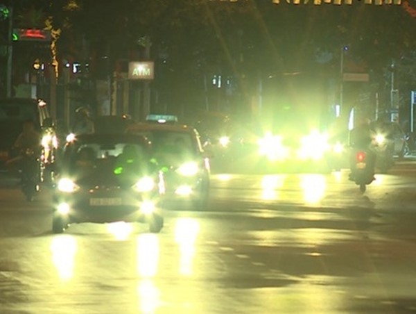 Tài xế ô tô không bật đèn sau 18 giờ bị phạt đến 1 triệu đồng